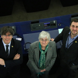 Pla picat dels eurodiputats Toni Comín, Clara Ponsatí i Carles Puigdemont al seu escó a la seu del Parlament Europeu a Estrasburg, el 10 de febrer del 2020. (Horitzontal)