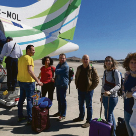 Part dels membres de l’Intergrup per la Pau i Llibertat del Sàhara al Parlament de Catalunya a un aeroport. Imatge del 28 de febrer de 2020. (Horitzontal)