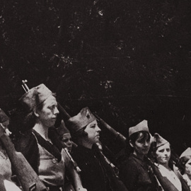 Fotografía: mujeres se preparan para marchar al frente.- FUNDACIÓN ANSELMO LORENZO