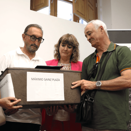 Entrega de los restos de Máximo Sainz a Ignacio Fernández.- INSTITUTO NAVARRO DE LA MEMORIA