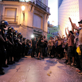 Fotografía: La Policía desaloja la Acampada en la Puerta del Sol en los primeros días del mes de agosto de 2011.- DANI POZO / AFP