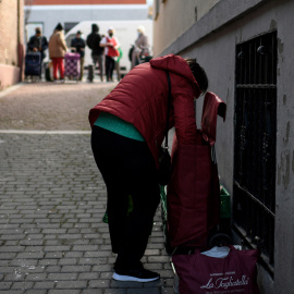 Varias personas hacen cola para recibir ayuda alimentaria en una parroquia de Madrid el 10 de febrero de 2021. Óscar del Pozo/AFP
