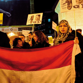  Una mujer protesta en la Puerta del Sol, en
febrero de 2011, contra el dictador egipcio Hosni Mubarak
y lo compara con Adolf Hitler.- DOMINIQUE FAGET /AFP