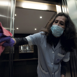 Una trabajadora desinfectando un edificio.- JOSEP LAGO / AFP