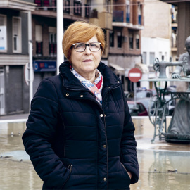 Encarnación López posa ante el monumento a las aparadoras en Elche.- LARISA LÓPEZ