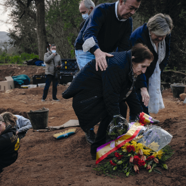  María Luisa, una de las descendientes directas de los asesinados en El Rellán, espera encontrar a su padre. Deposita, acompañada por el alcalde de Grau, flores sobre las zanjas. Una promesa de justicia y una ofrenda a la tierra con la espe