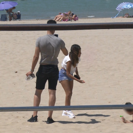 Isa Pantoja y Asraf continúan en la playa ajenos a los rumores