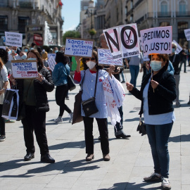 Varios enfermeros y enfermeras se concentran en la Puerta del Sol con motivo del Día Internacional de la Enfermería, a 12 de mayo de 2021.