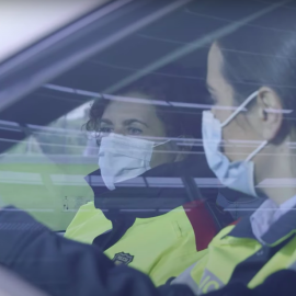 Mosses d'Esquadra dentro de un vehículo. Generalitat de Catalunya