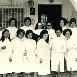  Fotografía: Mujeres tuteladas por el Patronato de Protección a la Mujer de Sevilla posan con una de las religiosas encargadas de su encierro.- ARCHIVO HISTÓRICO PROVINCIAL DE SEVILLA. SIGNATURA 23056.