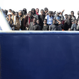 Hombres esperando para desembarcar en el puerto de Messina, en Sicilia, el 17 de abril de 2017-. GABRIELE MARICCHIOLO / NURPHOTO / AFP