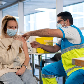 Una mujer es vacunada contra el covid, en el WiZink Center, a 20 de enero de 2022, en Madrid.