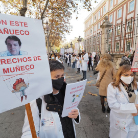 Convocados por sindicatos de Sacyl, profesionales de la sanidad se manifiestan con pancartas reivindicativas en protesta por el decreto publicado por la Junta sobre sus condiciones laborales, en Valladolid, Castilla y León (España), a 19 de