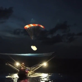 El carenado del Falcon 9 aterriza con paracaídas en un barco