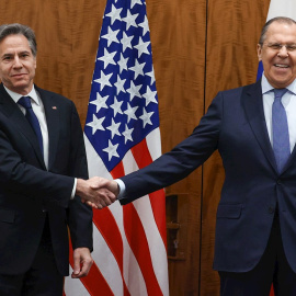 Una foto proporcionada por el servicio de prensa del Ministerio de Relaciones Exteriores de Rusia muestra al Secretario de Estado de los Estados Unidos, Antony Blinken (izq.), y al Ministro de Relaciones Exteriores de Rusia, Sergei Lavrov (