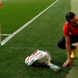 Koke coloca el ramo de flores en honor a Pantic en el córner