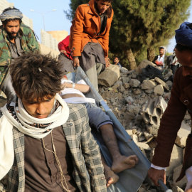 22/01/2022 Varios hombres sacan de entre los escombros a un hombre herido en el atentado contra un centro de detención en la ciudad yemení de Saada