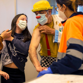 23/01/2022 Los payasos de Sonrisa Médica acompañan a las familias que se vacunen este fin de semana en el Espai Francesc Quetglas (Mallorca)