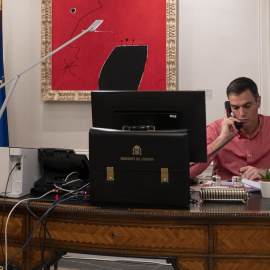 Pedro Sánchez durante una conversación telefónica durante la crisis de Ucrania y Rusia.