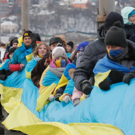 Los ucranianos forman una cadena simbólica a través de un puente, uniendo las orillas izquierda y derecha del río Dniéper en Kiev.