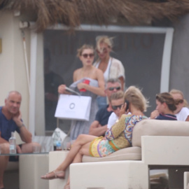 Cristina y Victoria, hijas de Julio Iglesias, de vacaciones en Ibiza