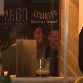 Kiko Jiménez cena en familia con Sofía Suescun y Maite Galdeano