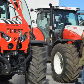 El presidente del Partido Popular, Pablo Casado, visita la empresa Farming Agrícola en Villamartín de Campos (Palencia), este domingo.
