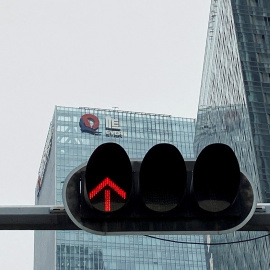El logo de China Evergrande Group aparece parcialmente retirado de la que era su sede en Shenzhen, provincia de Guangdong, de la que ha tenido que desprenderse por sus elevadas deudas.