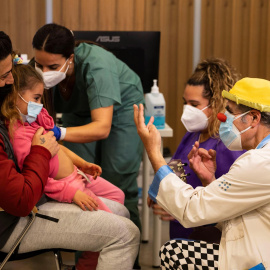 Los payasos de Sonrisa Médica han acompañado a las familias que se vacunaran este pasado fin de semana en el Espai Francesc Quetglas (Mallorca).