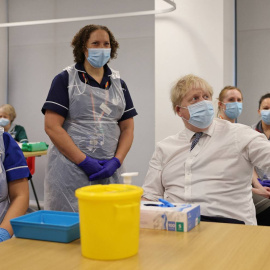 Boris Johnson durante su visita al centro de vacunación ubicado en el hospital Milton Keynes de Londres este lunes 24 de enero de 2022.