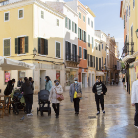 Varias personas pasean por el centro de Menorca, a 28 de enero de 2021.