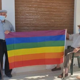 Un pueblo lleno de banderas LGTBI para combatir la homofobia de tres vecinos