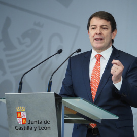 El presidente de la Junta de Castilla y León, Alfonso Fernández Mañueco, en una rueda de prensa el 20 de diciembre de 2021, en Valladolid.