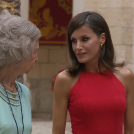 La Reina Letizia apuesta por el rojo en Mallorca