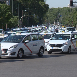 Los taxistas colapsan Madrid para exigir una "desescalada"
