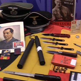 Parte del material incautado a los siete detenidos, donde se observan diversas armas de fuego, armas blancas, banderas franquistas, fotografías de José Antonio, el libro 'Mi lucha' de Hitler y demás objetos de culto neonazi este 28 de enero