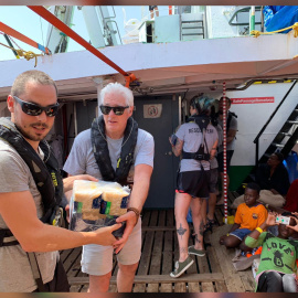 Richard Gere lleva alimentos al barco de Proactiva Open Arms