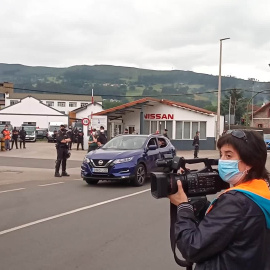 Llegada de trabajadores de Nissan-Barcelona a la fábrica de Corrales de Buelna (Cantabria)