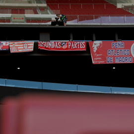 Peñas atléticas colocan pancartas en el Wanda para apoyar al equipo