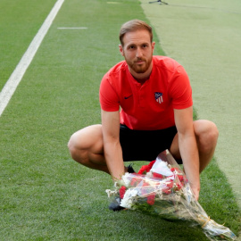Oblak coloca el habitual ramo de flores en el córner del Wanda Metropolitano