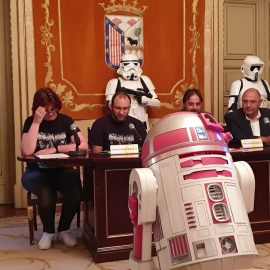 Así irrumpe la Legión 501 de Star Wars en una rueda de prensa en Salamanca