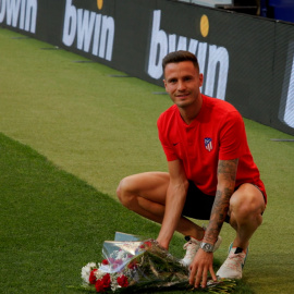 Saúl coloca el ramo de Margarita en su córner