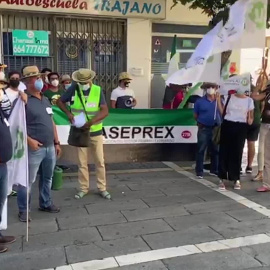 Agricultores protestan frente a la Asamblea de Extremadura 