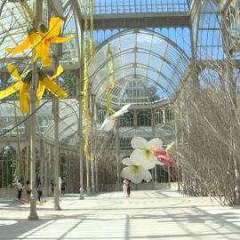 Las flores gigantes de Petrit Halilaj adornan el Palacio de Cristal de El Retiro
