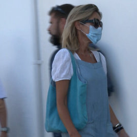 Paz Padilla arropada por sus familiares, con su hija Anna Ferrer a la cabeza