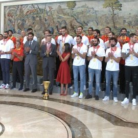 Los Reyes posan junto a la selección española de baloncesto