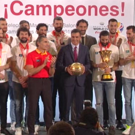 Los Reyes y Sánchez reciben a la selección española de baloncesto