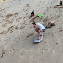Elsa Pataky y Chris Hemsworth surfean las dunas australianas