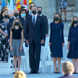Los Reyes rinden homenaje junto a sus hijas a las víctimas del Covid-19