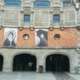 El collage "No rai, no gain" preside la fachada de Azkuna Zentroa